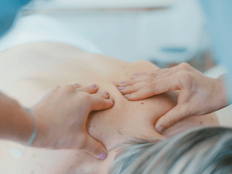 Patientin bekommt eine Lymphmassage